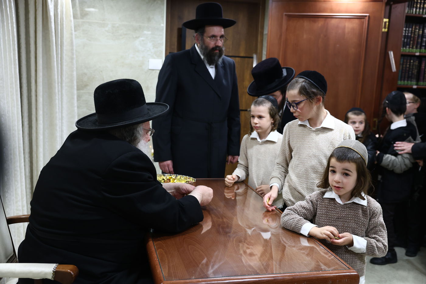 נר ראשון של חנוכה אצל הגר"ש אלתר