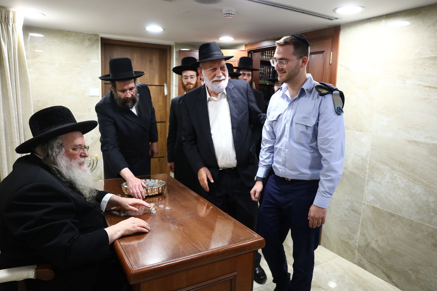 נר ראשון של חנוכה אצל הגר"ש אלתר