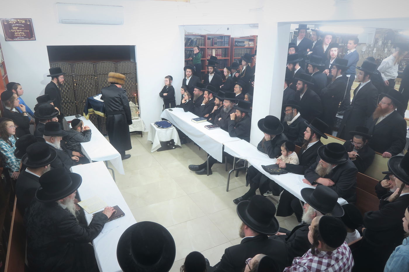 האדמו"ר מאנטניא בהדלקת נרות חנוכה 