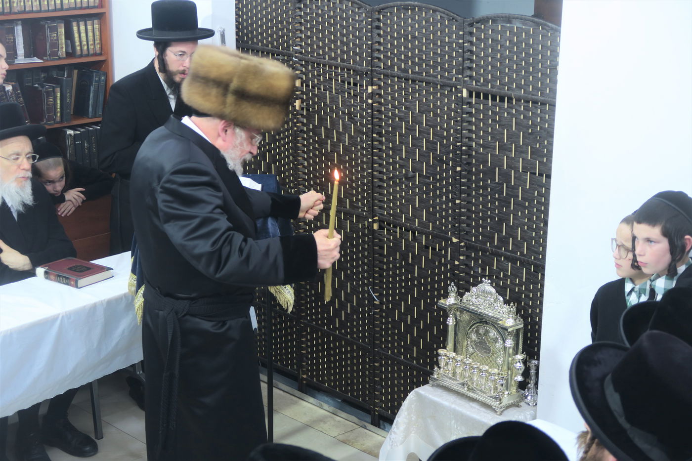 האדמו"ר מאנטניא בהדלקת נרות חנוכה 