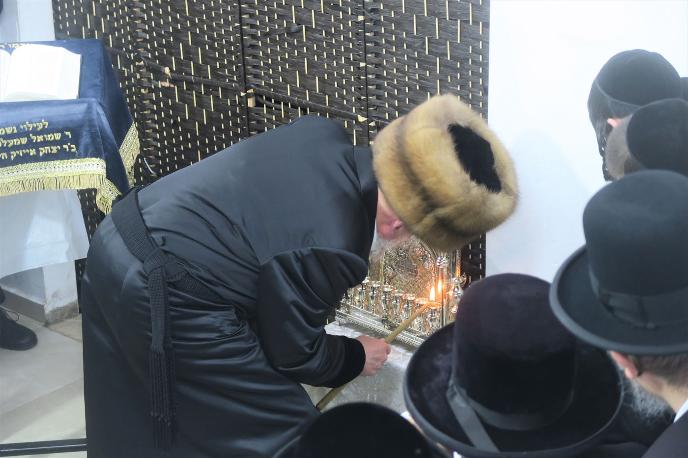 האדמו"ר מאנטניא בהדלקת נרות חנוכה 