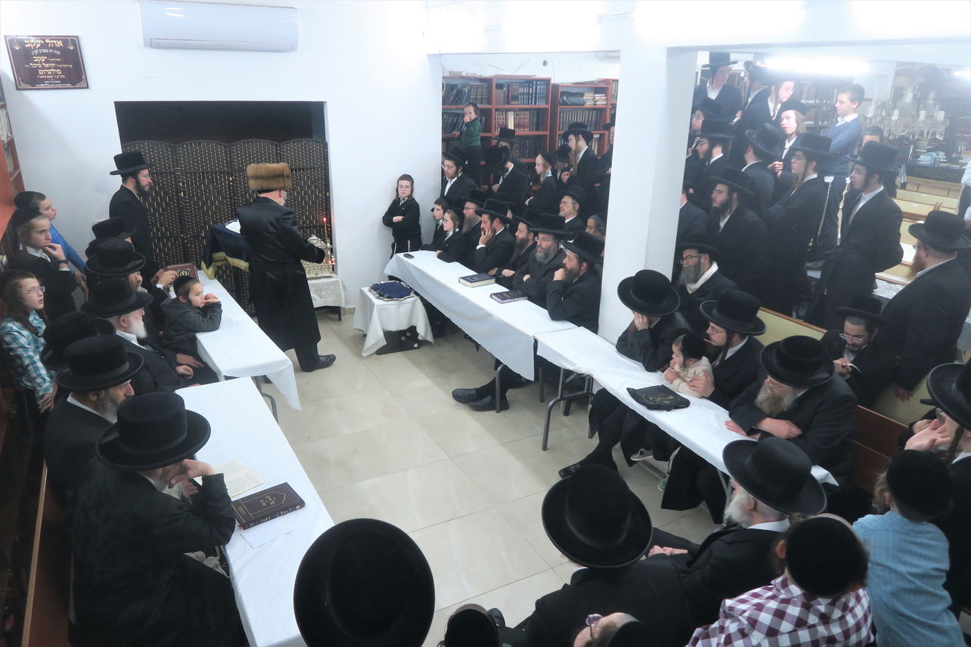 האדמו"ר מאנטניא בהדלקת נרות חנוכה 