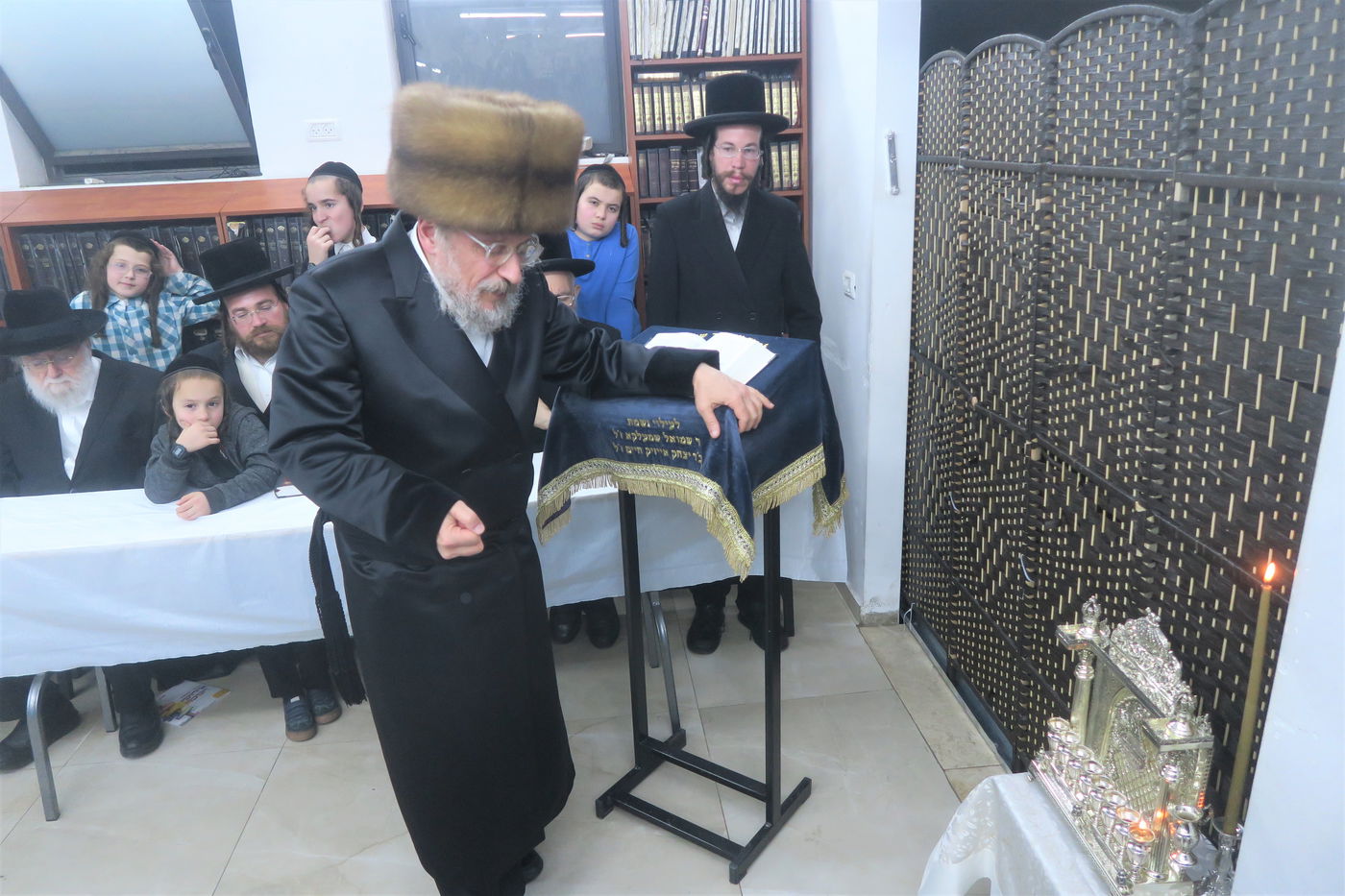 האדמו"ר מאנטניא בהדלקת נרות חנוכה 