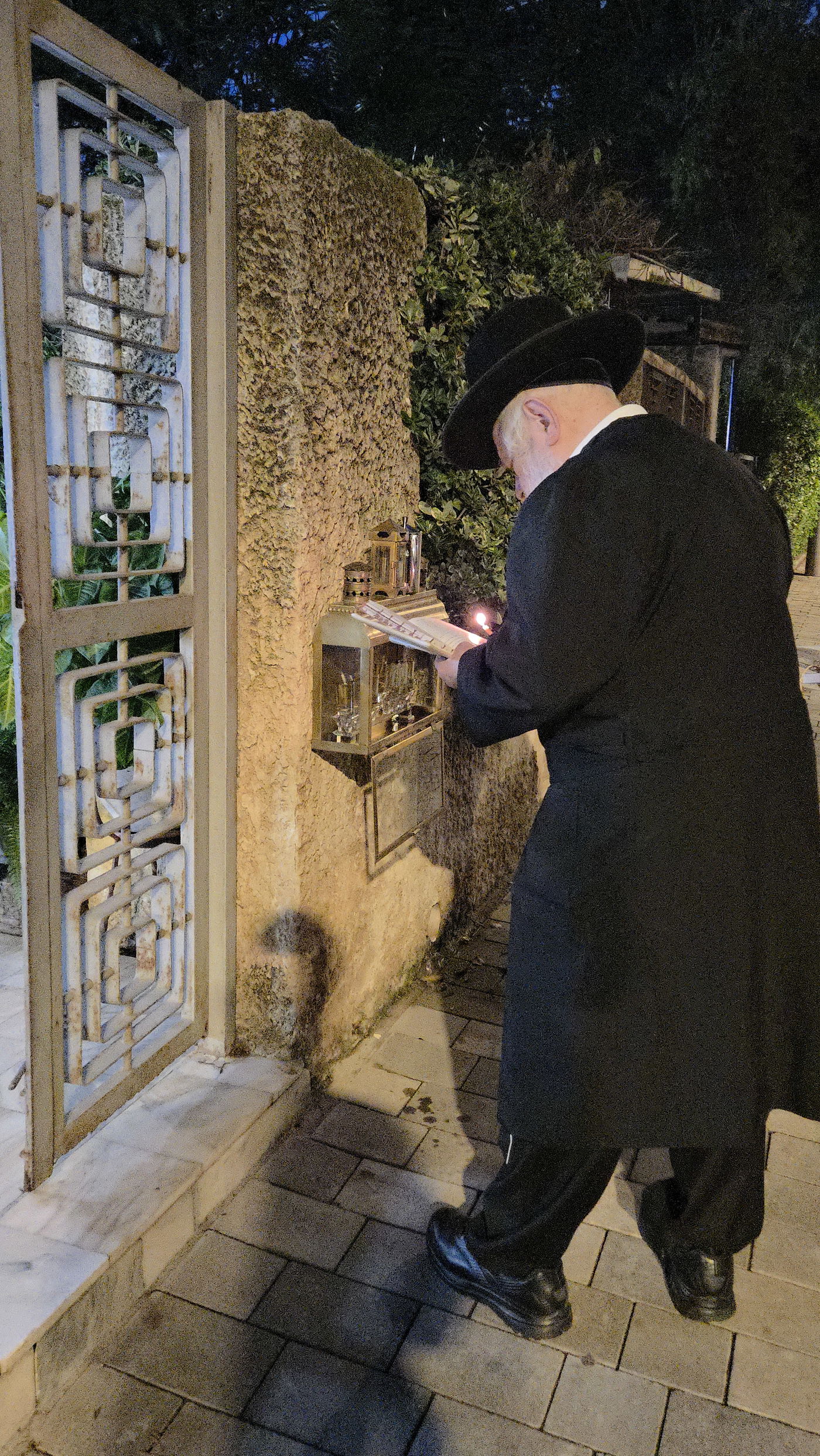 הגאון רבי יצחק זילברשטיין בהדלקת נרות חנוכה 