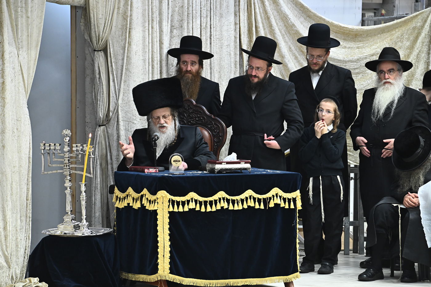 האדמו"ר ממודז'יץ בהדלת נרות חנוכה