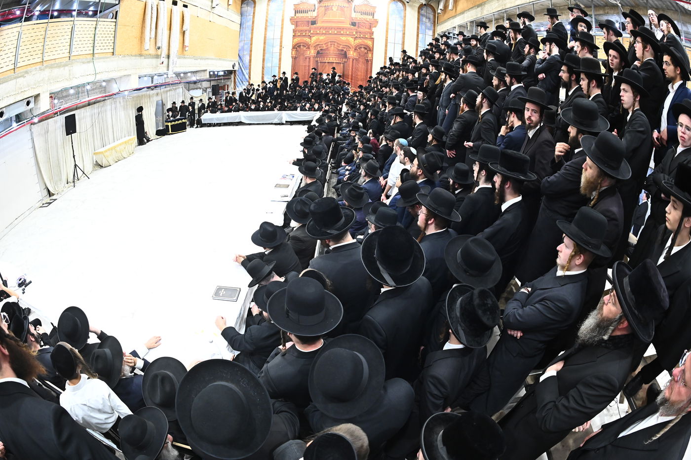 האדמו"ר ממודז'יץ בהדלת נרות חנוכה