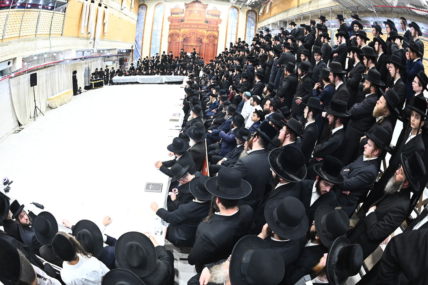 האדמו"ר ממודז'יץ בהדלת נרות חנוכה