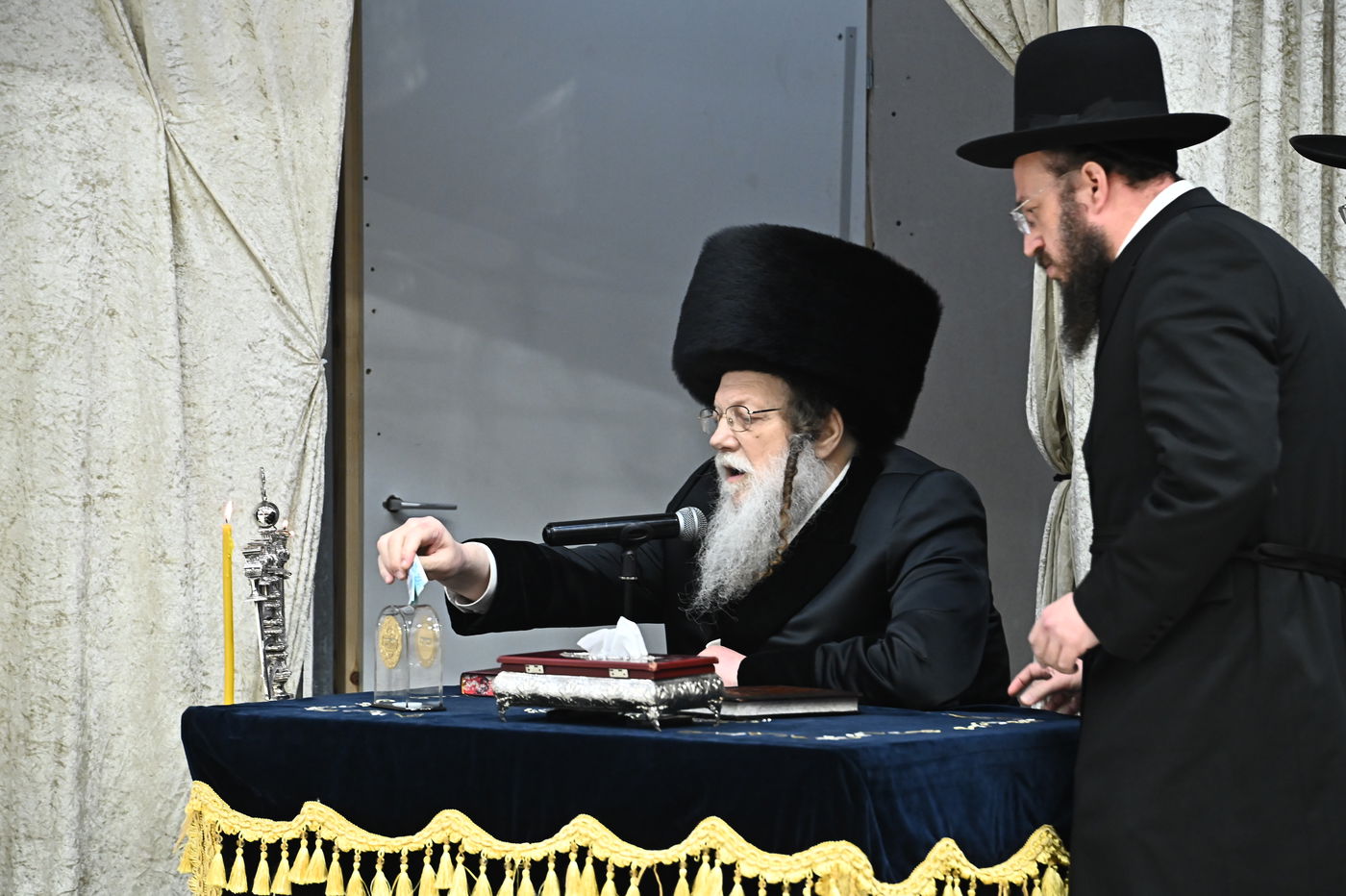 האדמו"ר ממודז'יץ בהדלת נרות חנוכה