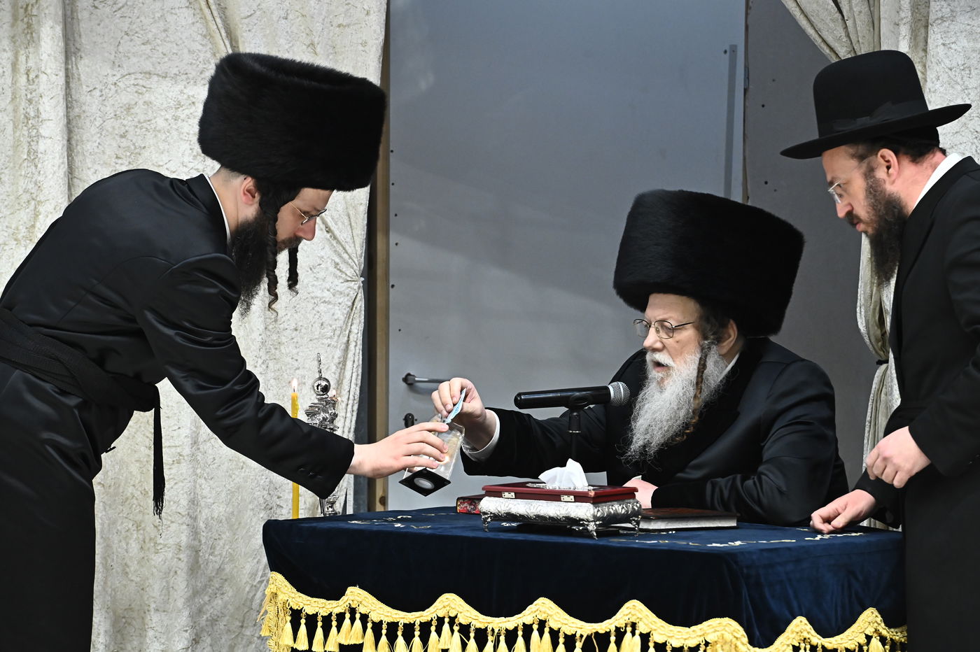 האדמו"ר ממודז'יץ בהדלת נרות חנוכה