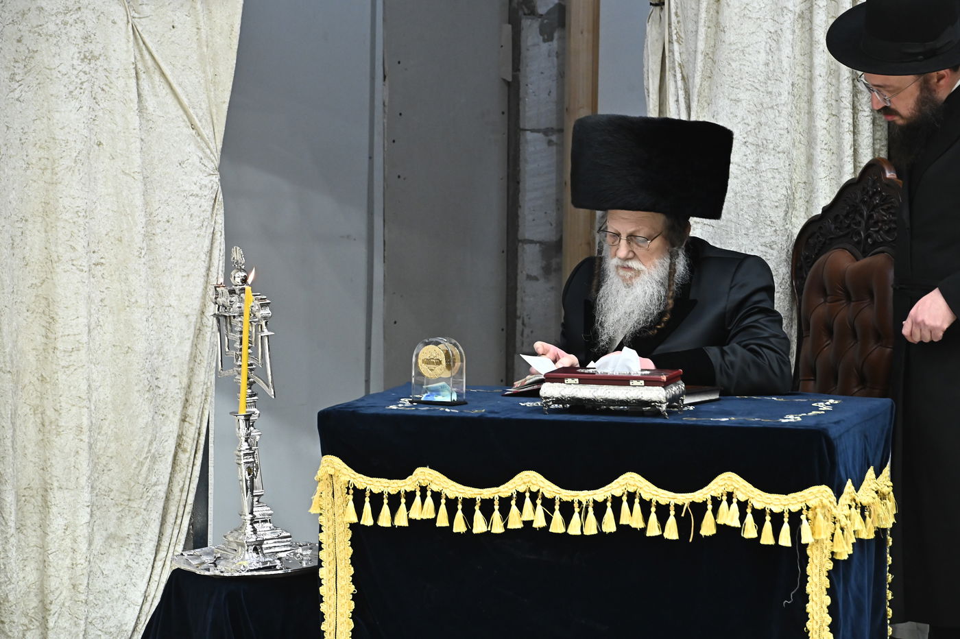 האדמו"ר ממודז'יץ בהדלת נרות חנוכה