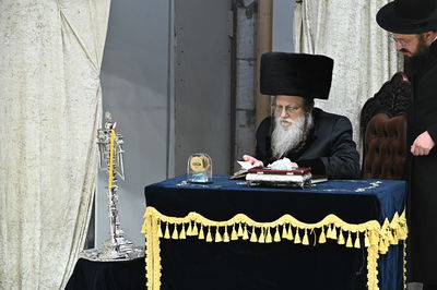 האדמו"ר ממודז'יץ בהדלת נרות חנוכה