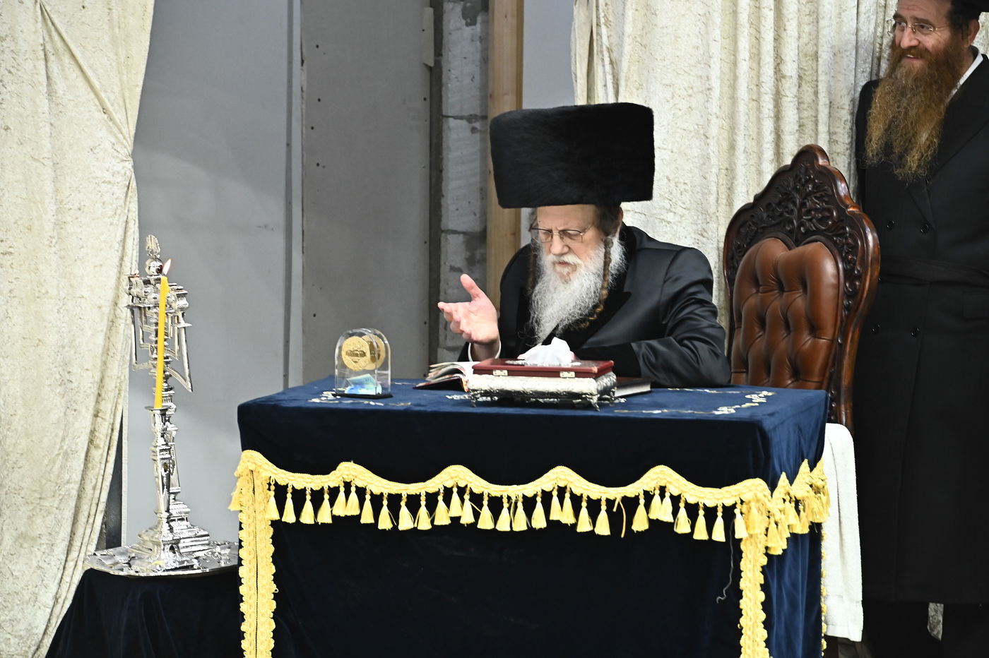 האדמו"ר ממודז'יץ בהדלת נרות חנוכה