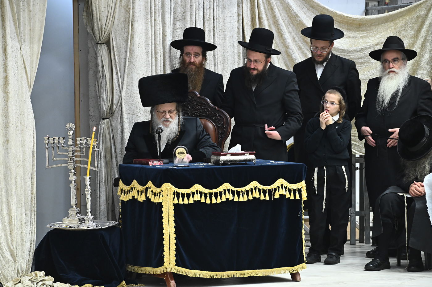 האדמו"ר ממודז'יץ בהדלת נרות חנוכה