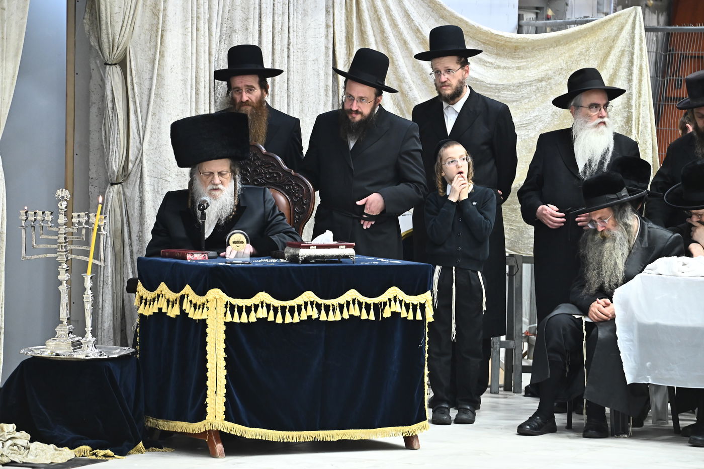 האדמו"ר ממודז'יץ בהדלת נרות חנוכה