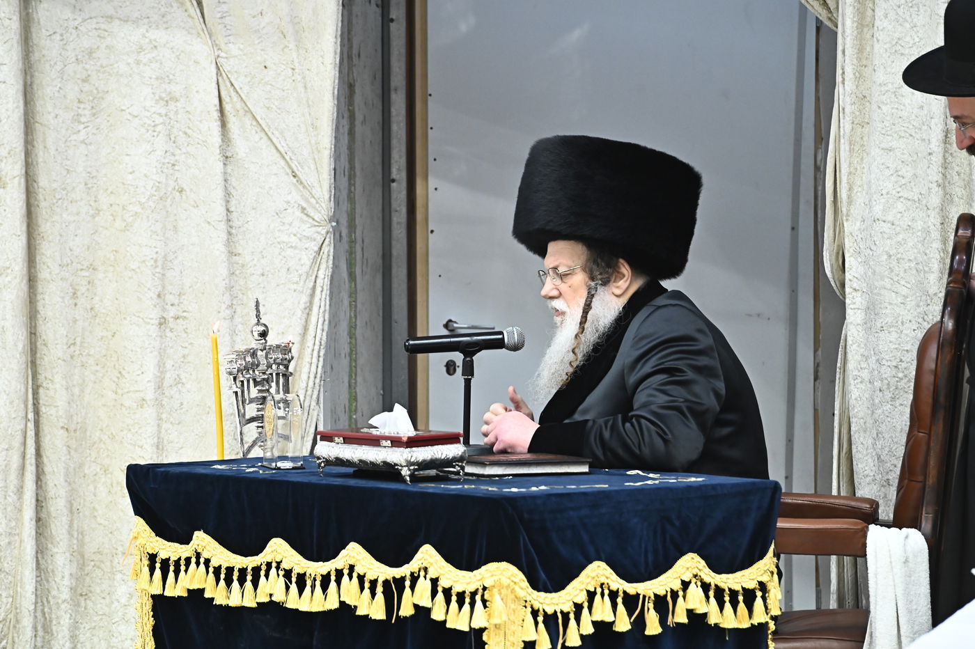 האדמו"ר ממודז'יץ בהדלת נרות חנוכה