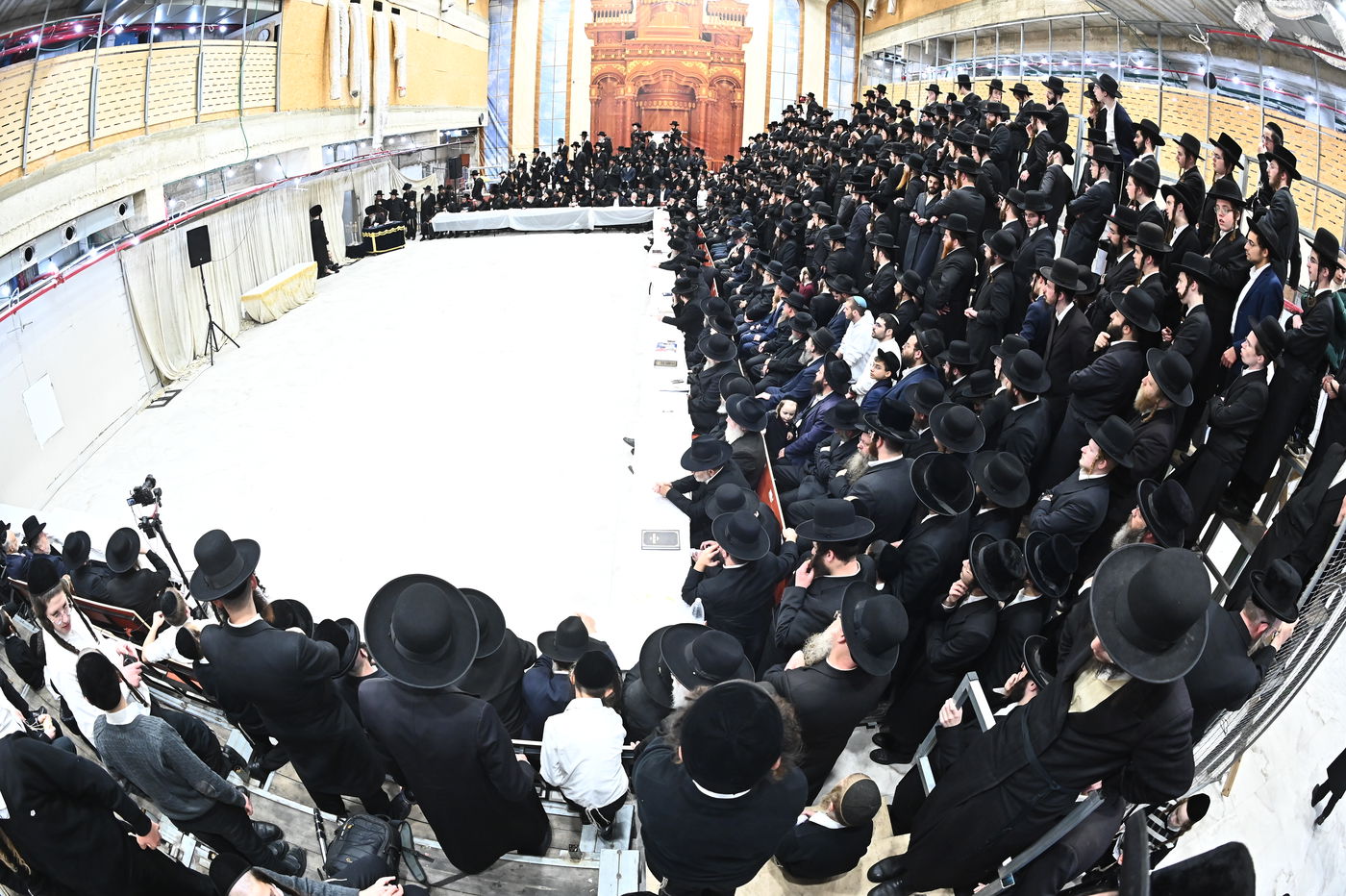 האדמו"ר ממודז'יץ בהדלת נרות חנוכה