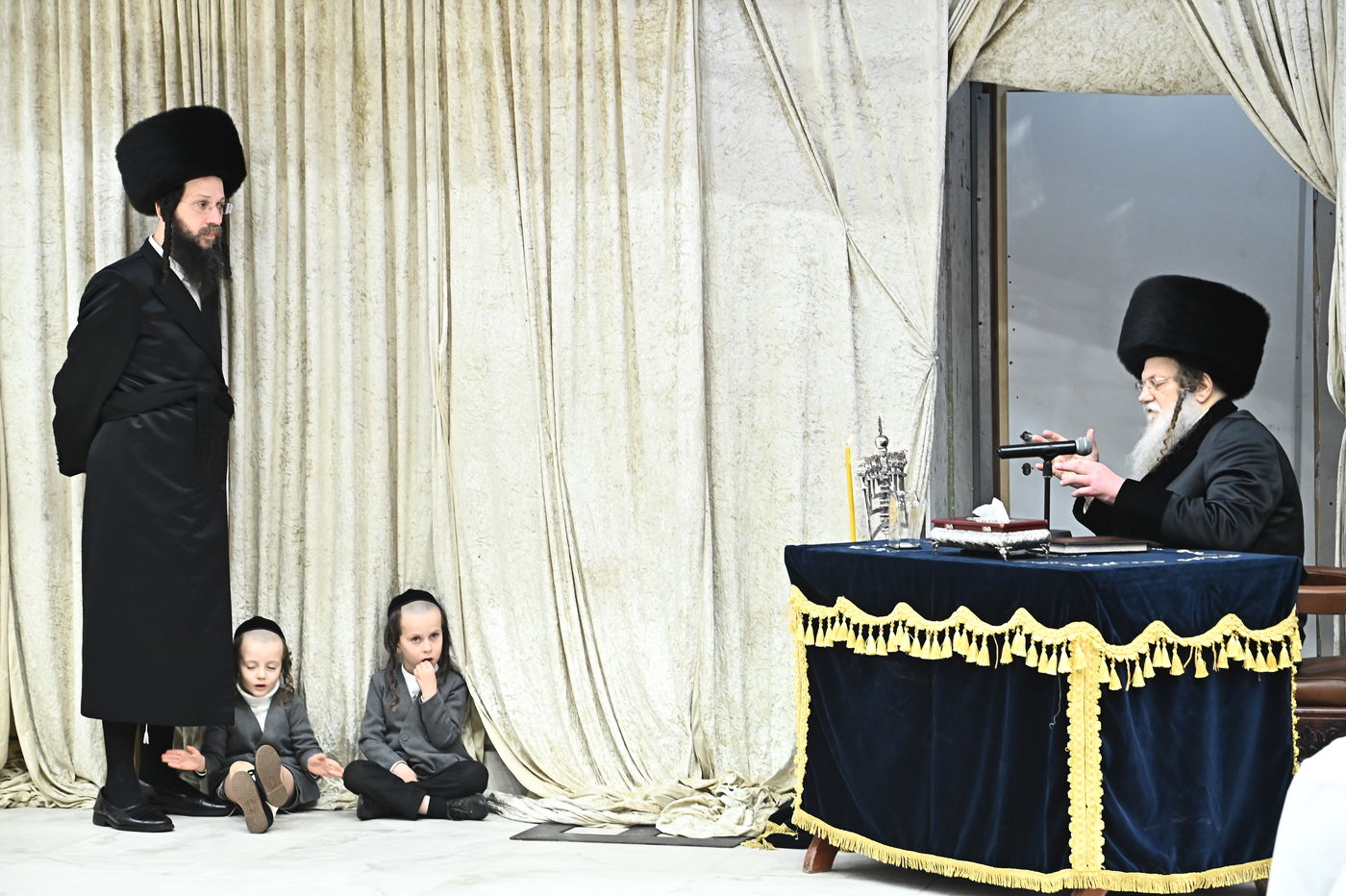 האדמו"ר ממודז'יץ בהדלת נרות חנוכה