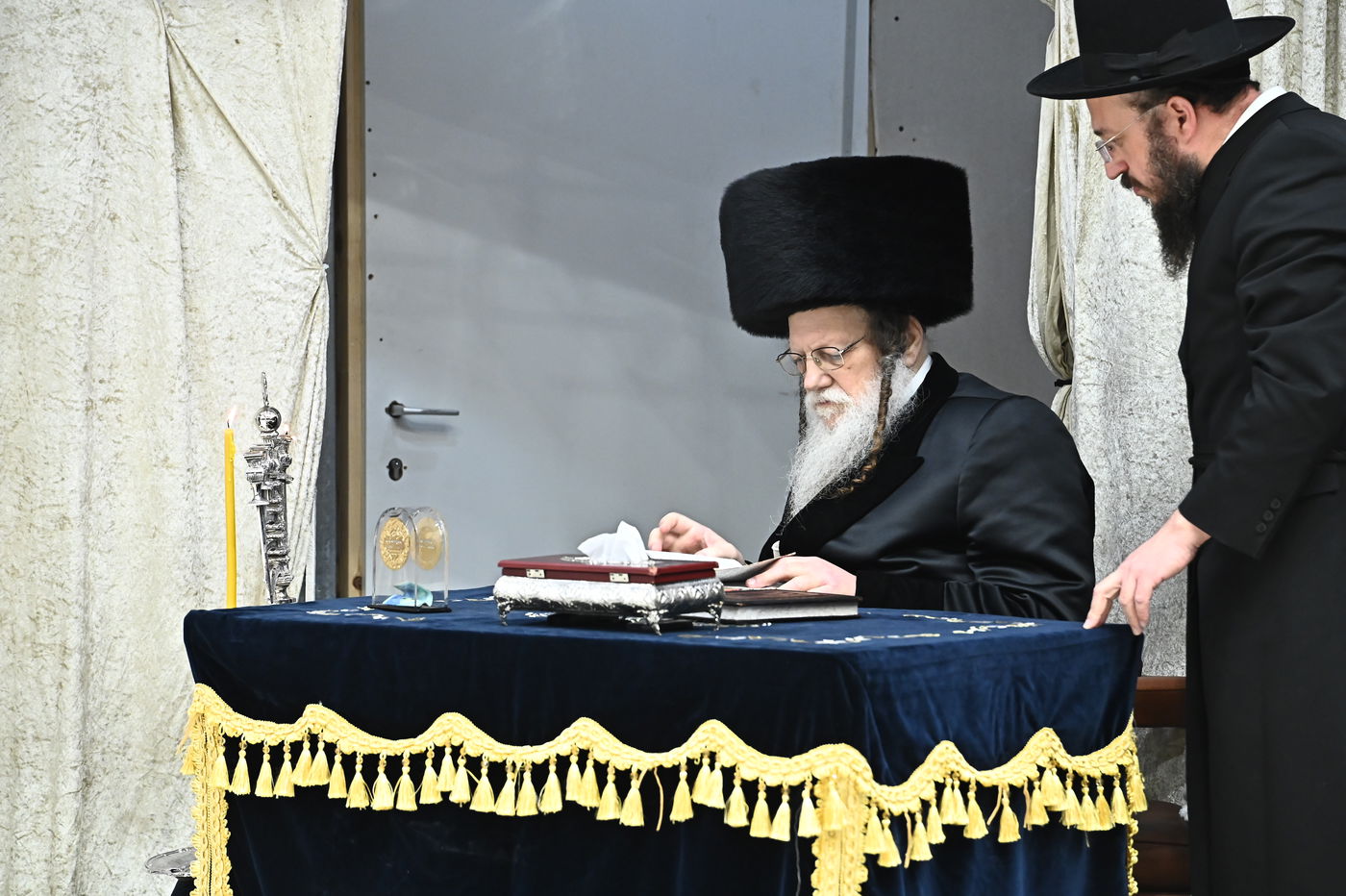 האדמו"ר ממודז'יץ בהדלת נרות חנוכה