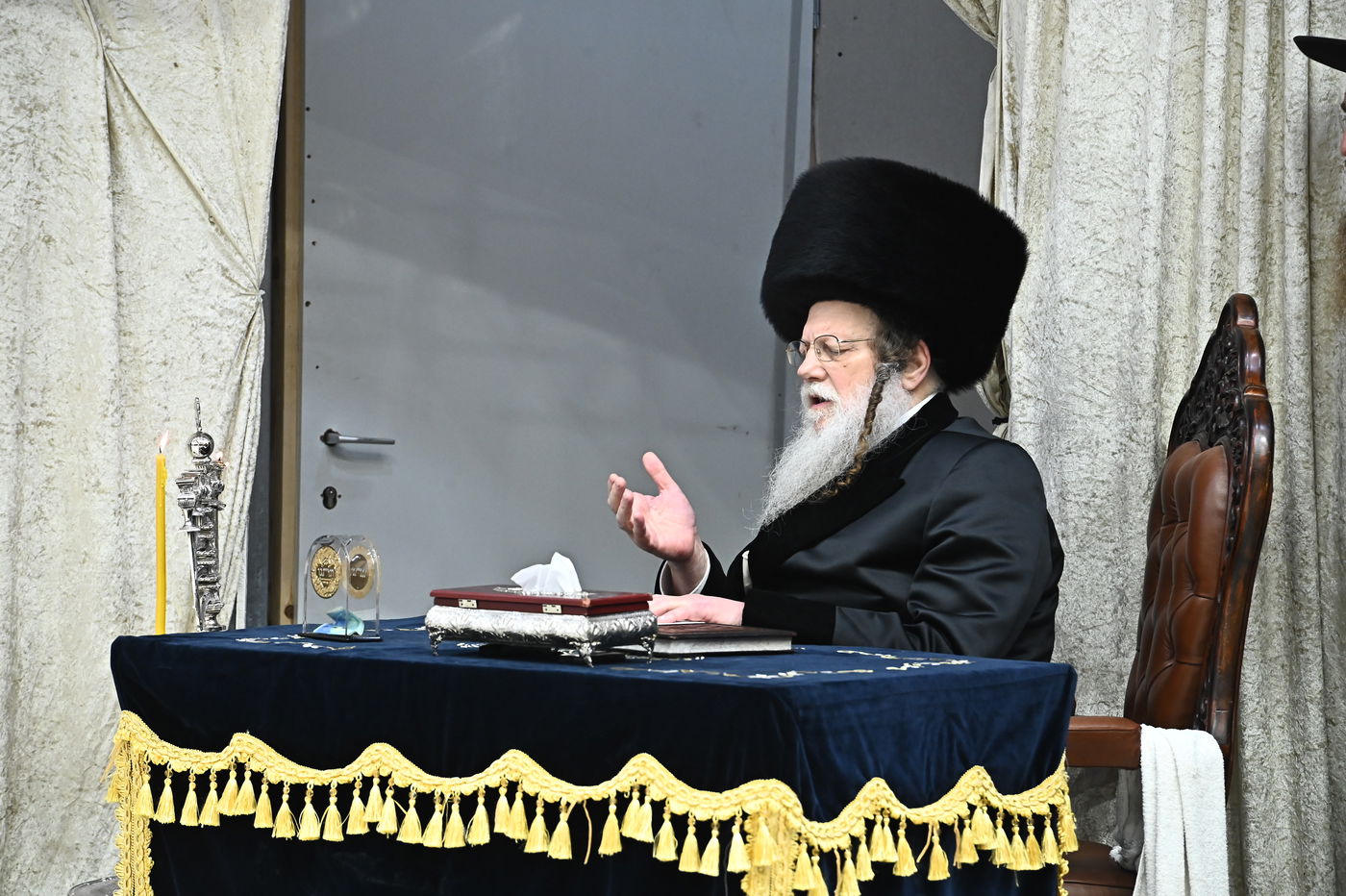 האדמו"ר ממודז'יץ בהדלת נרות חנוכה