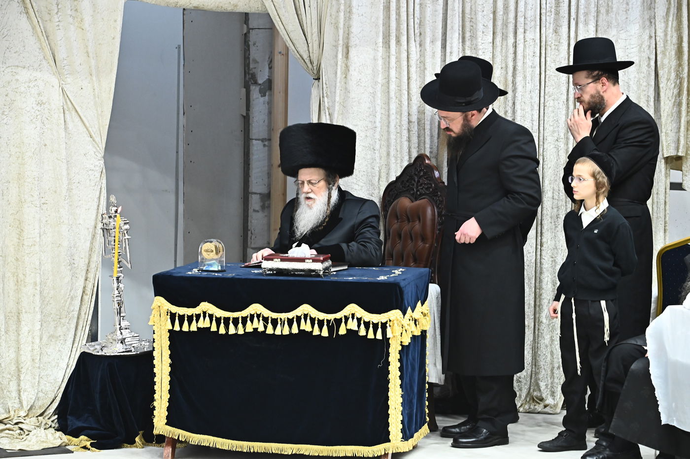 האדמו"ר ממודז'יץ בהדלת נרות חנוכה