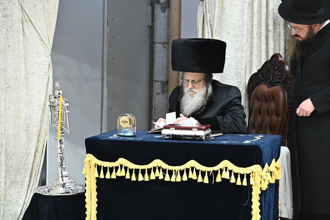 האדמו"ר ממודז'יץ בהדלת נרות חנוכה