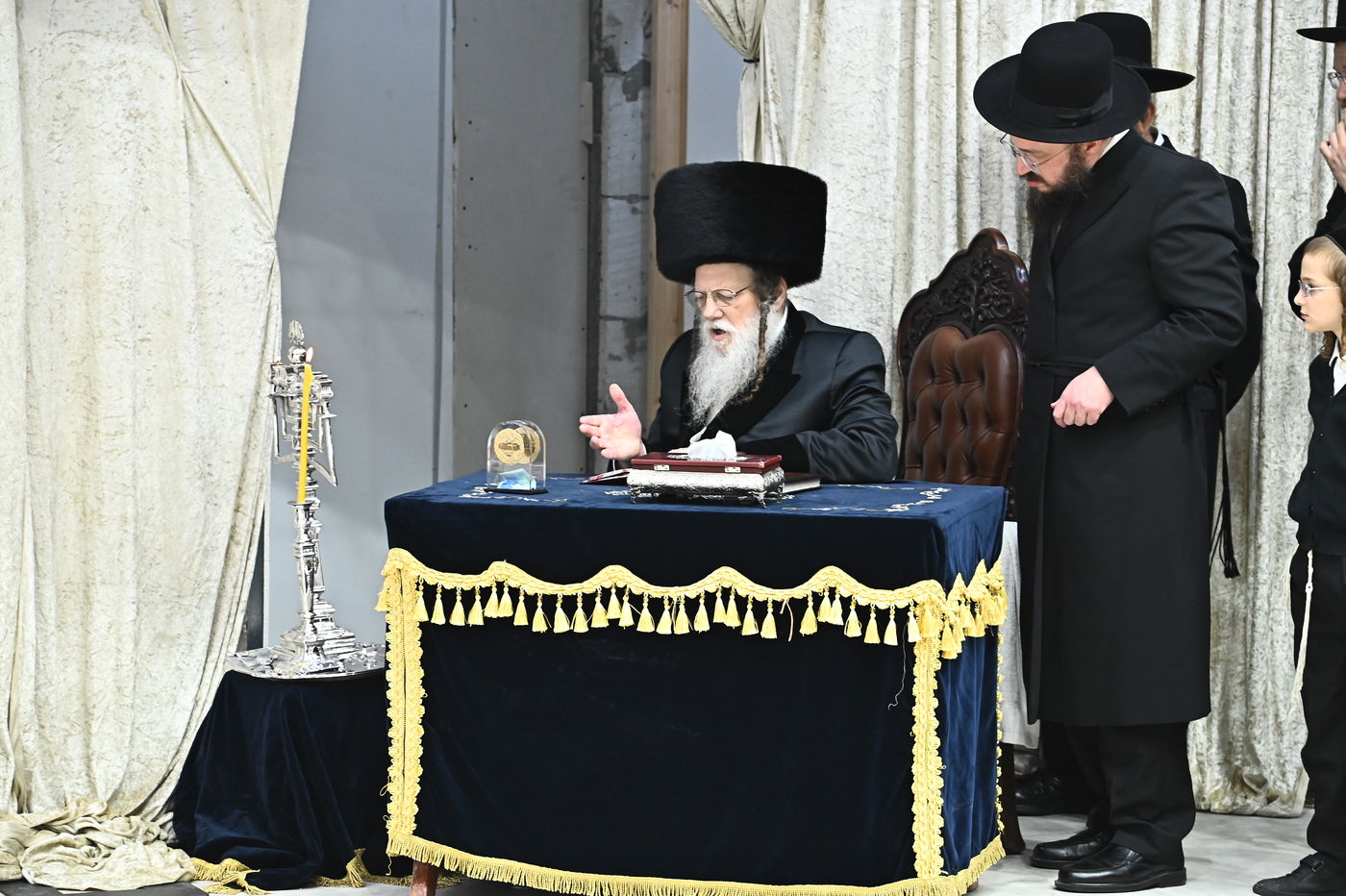 האדמו"ר ממודז'יץ בהדלת נרות חנוכה