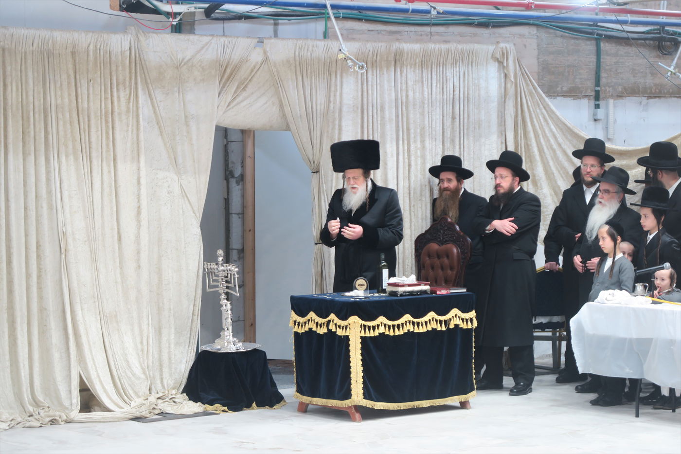 האדמו"ר ממודז'יץ בהדלקת נרות חנוכה