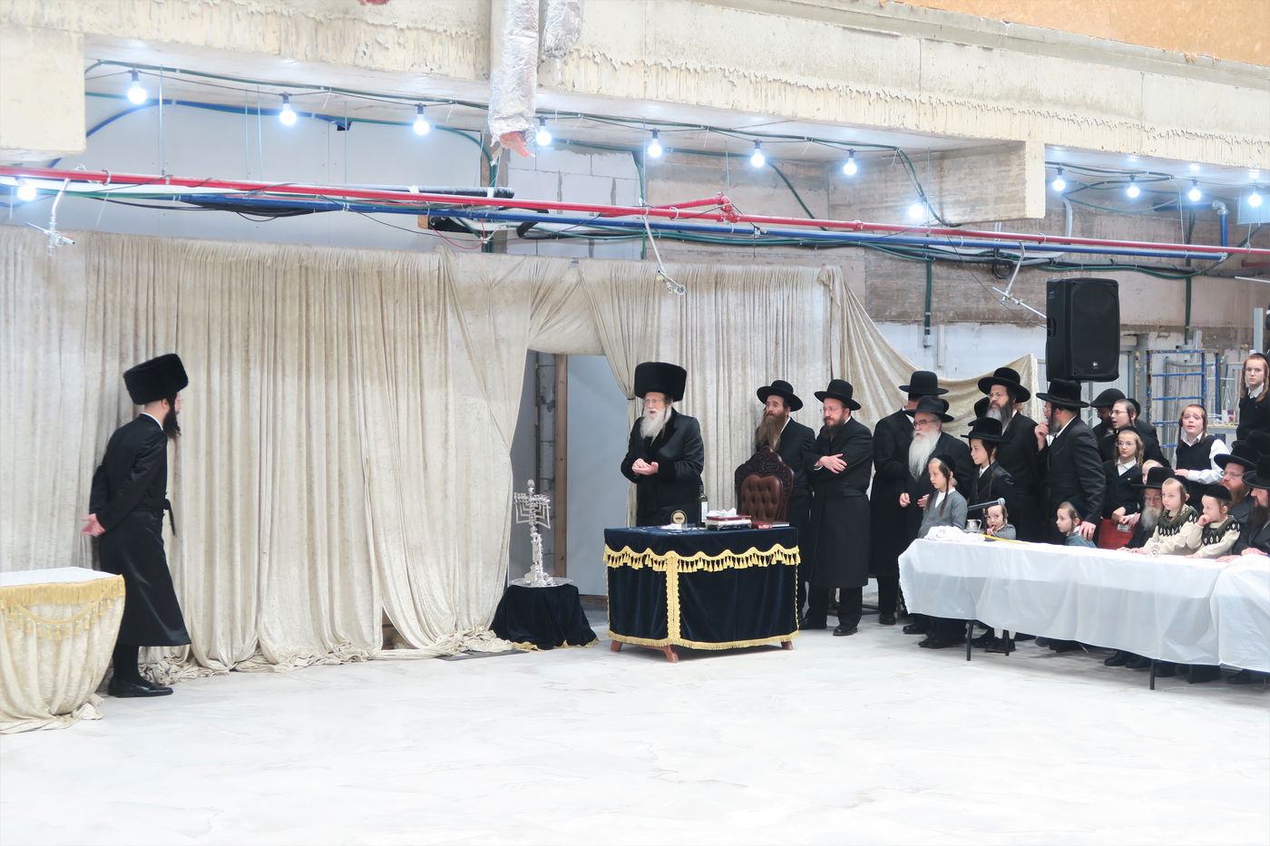 האדמו"ר ממודז'יץ בהדלקת נרות חנוכה