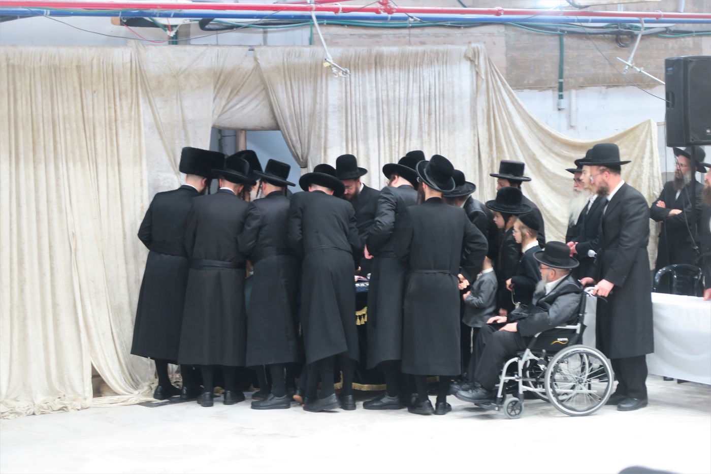 האדמו"ר ממודז'יץ בהדלקת נרות חנוכה