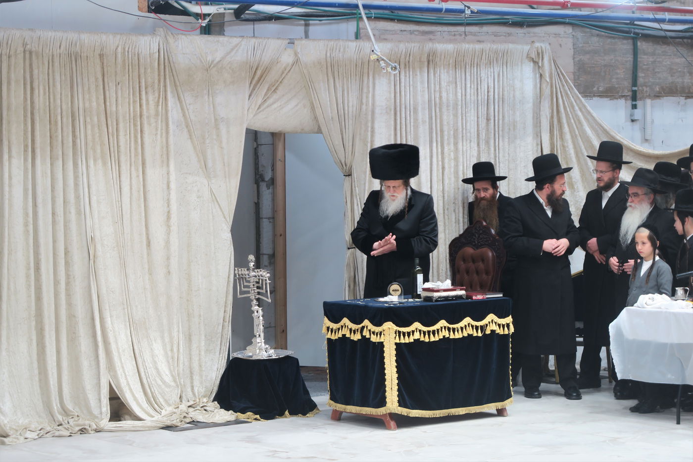 האדמו"ר ממודז'יץ בהדלקת נרות חנוכה