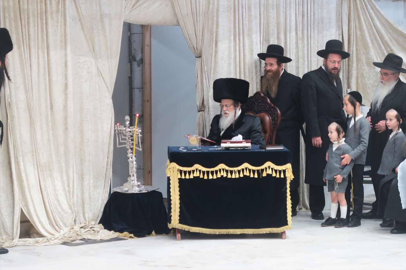 האדמו"ר ממודז'יץ בהדלקת נרות חנוכה