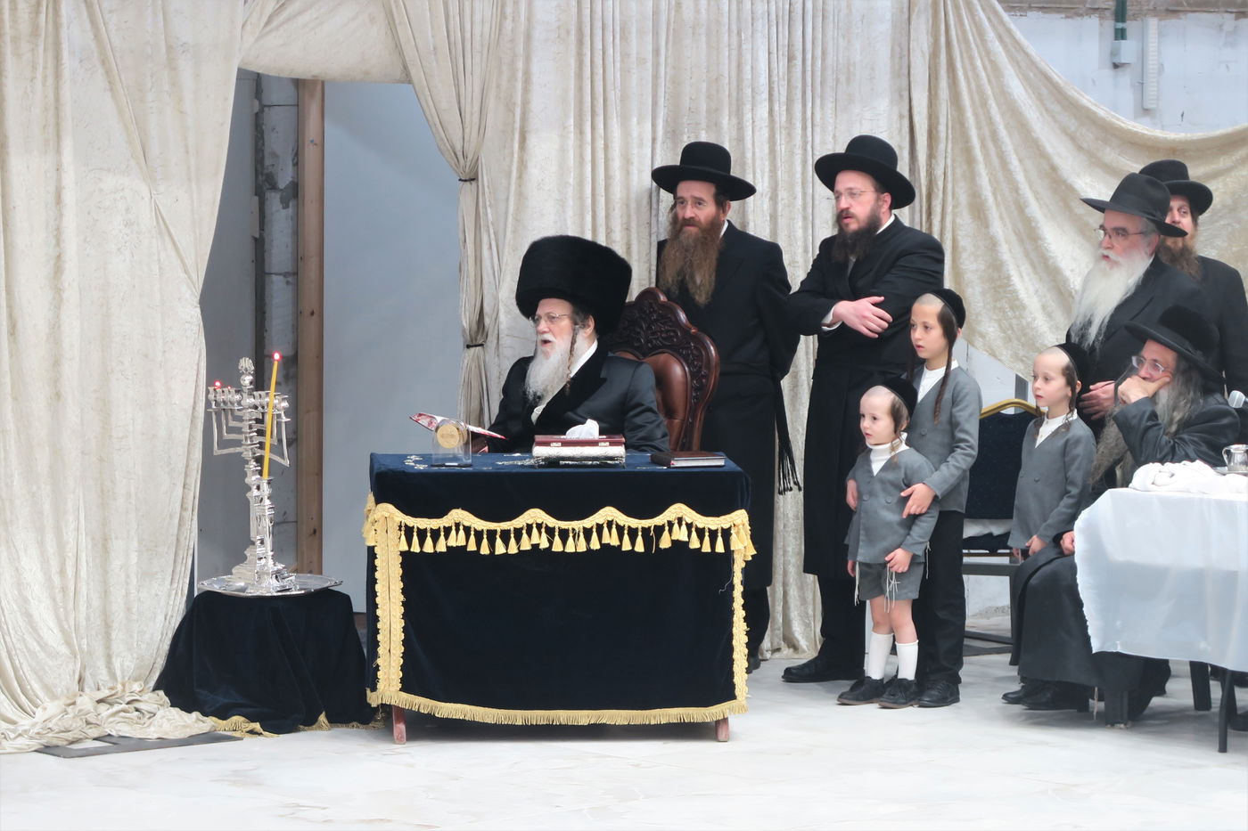 האדמו"ר ממודז'יץ בהדלקת נרות חנוכה