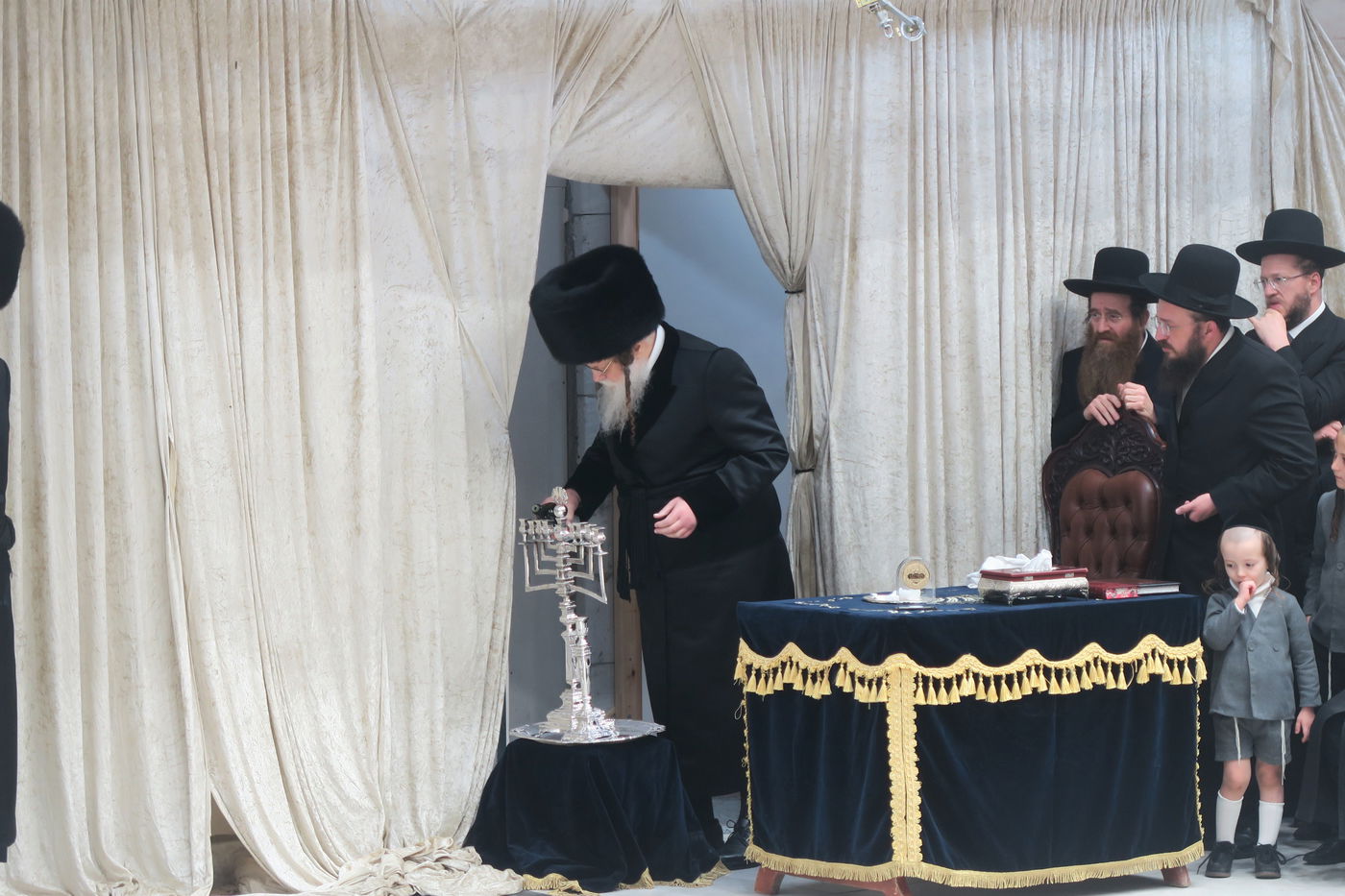 האדמו"ר ממודז'יץ בהדלקת נרות חנוכה