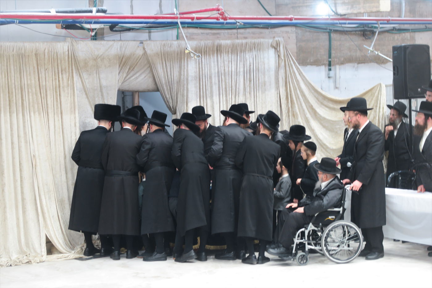 האדמו"ר ממודז'יץ בהדלקת נרות חנוכה