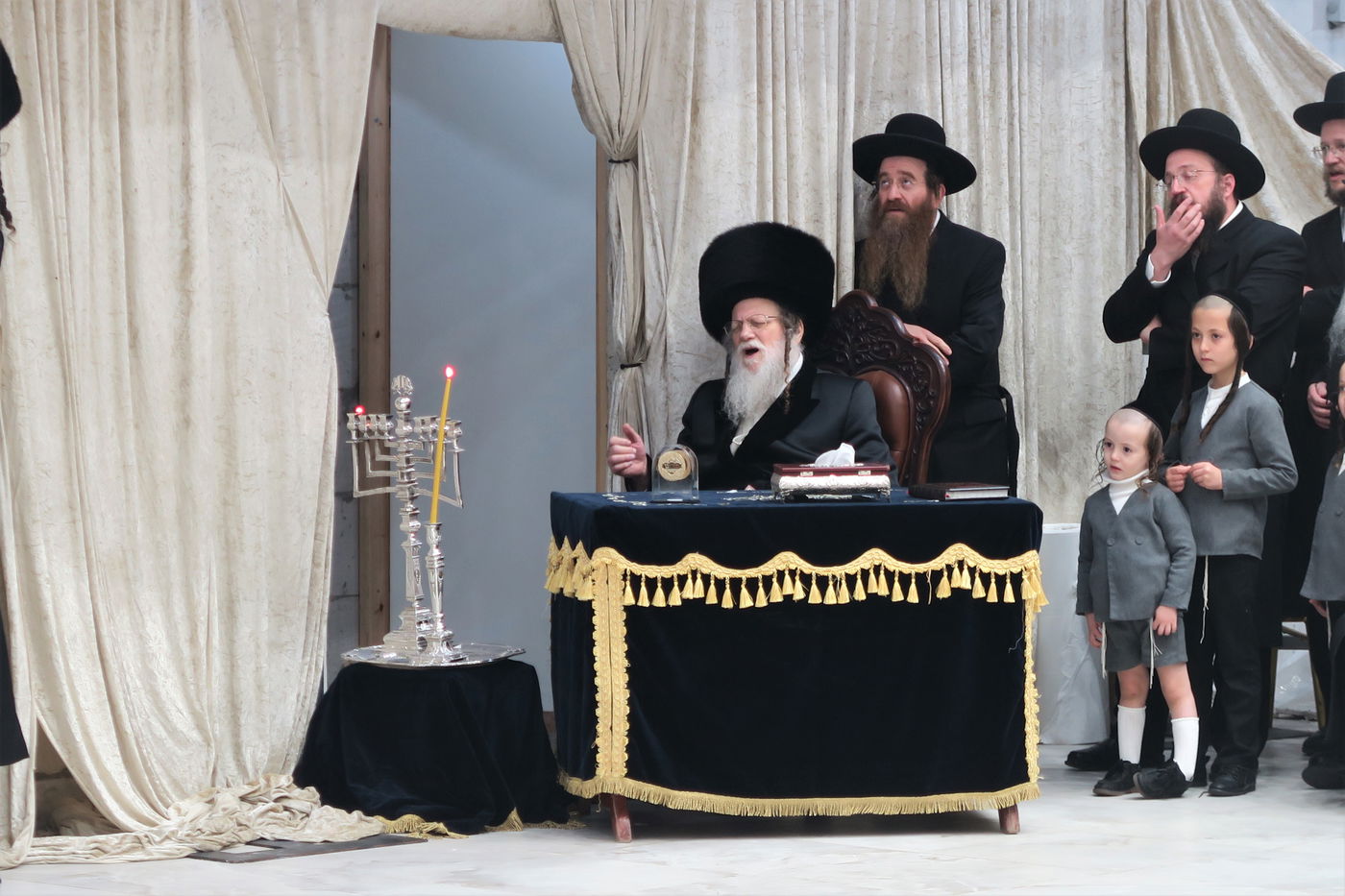 האדמו"ר ממודז'יץ בהדלקת נרות חנוכה