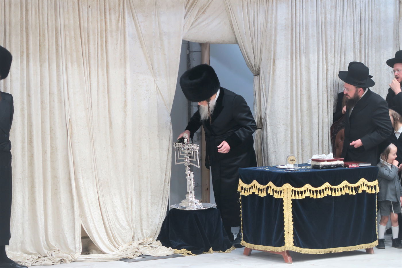 האדמו"ר ממודז'יץ בהדלקת נרות חנוכה