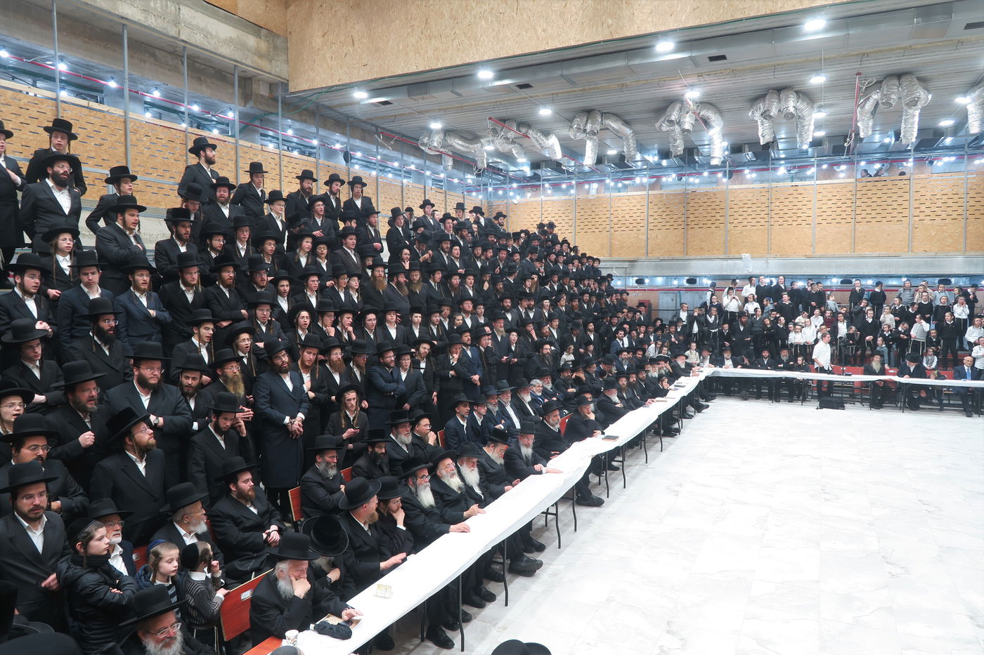 האדמו"ר ממודז'יץ בהדלקת נרות חנוכה