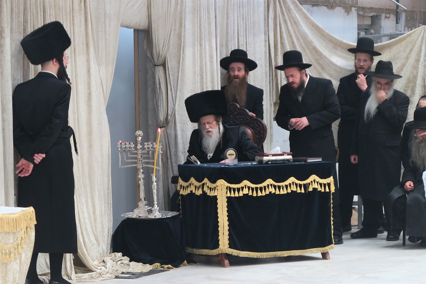 האדמו"ר ממודז'יץ בהדלקת נרות חנוכה