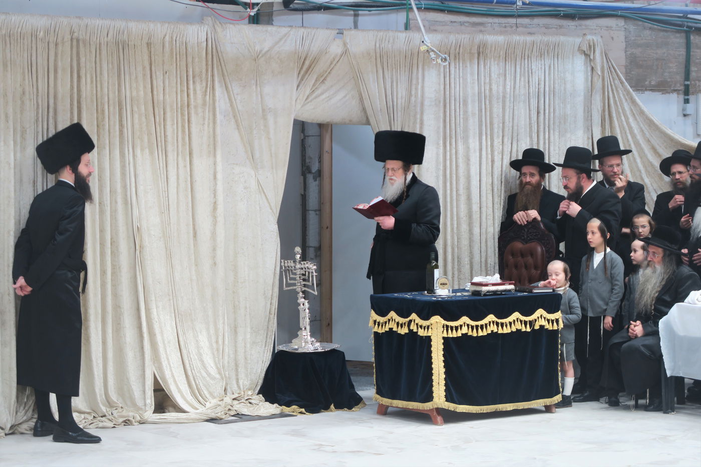 האדמו"ר ממודז'יץ בהדלקת נרות חנוכה