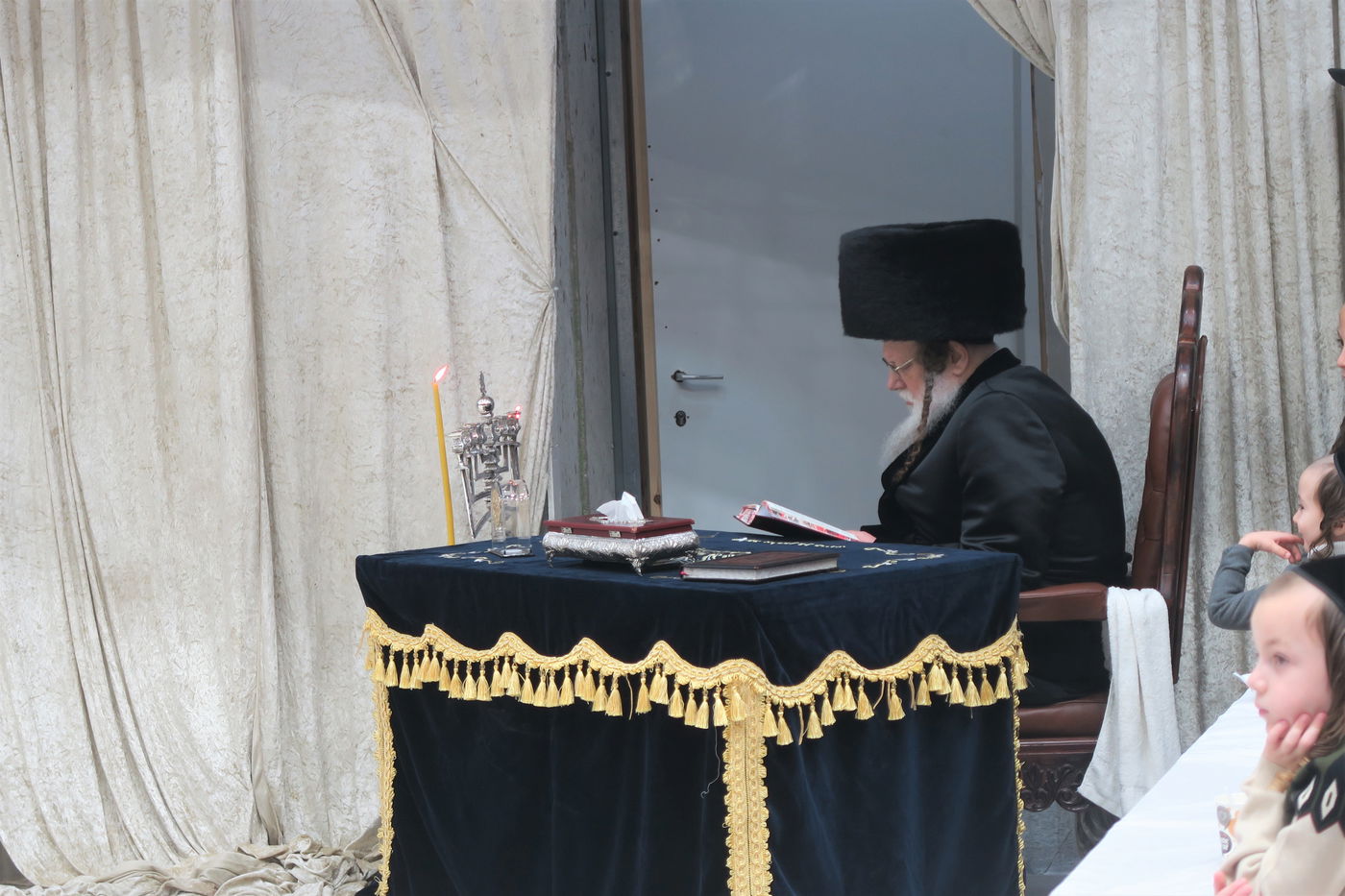 האדמו"ר ממודז'יץ בהדלקת נרות חנוכה