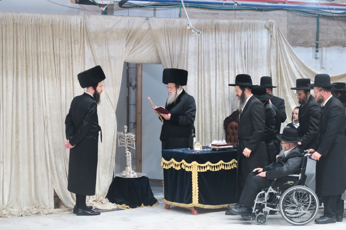 האדמו"ר ממודז'יץ בהדלקת נרות חנוכה