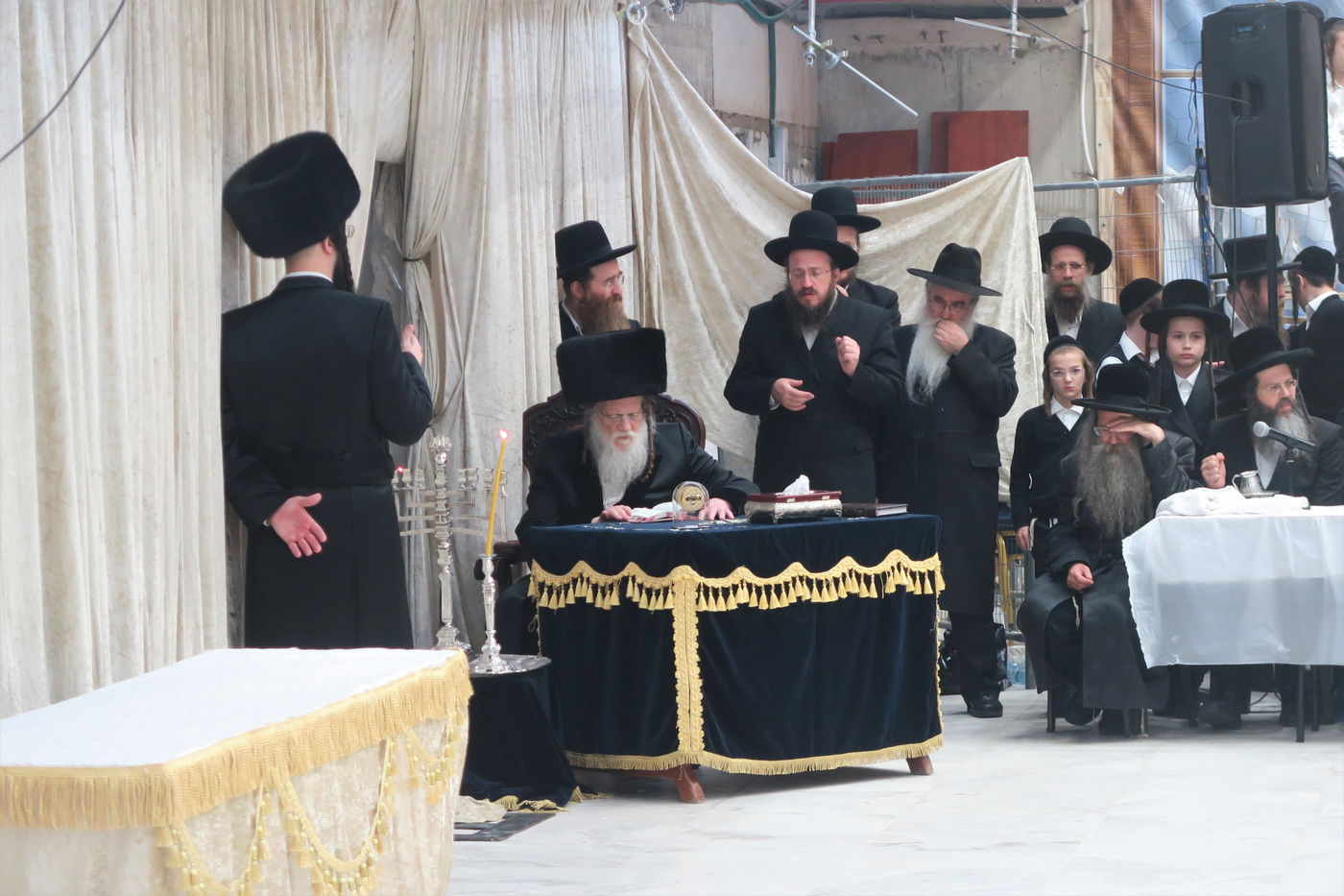 האדמו"ר ממודז'יץ בהדלקת נרות חנוכה