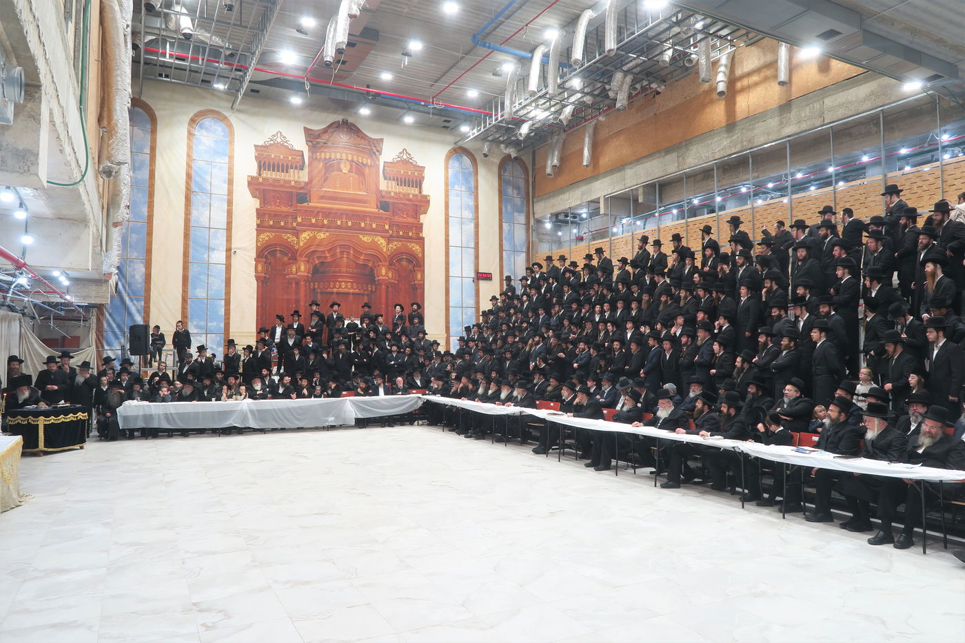 האדמו"ר ממודז'יץ בהדלקת נרות חנוכה