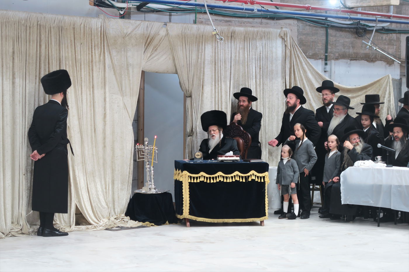 האדמו"ר ממודז'יץ בהדלקת נרות חנוכה