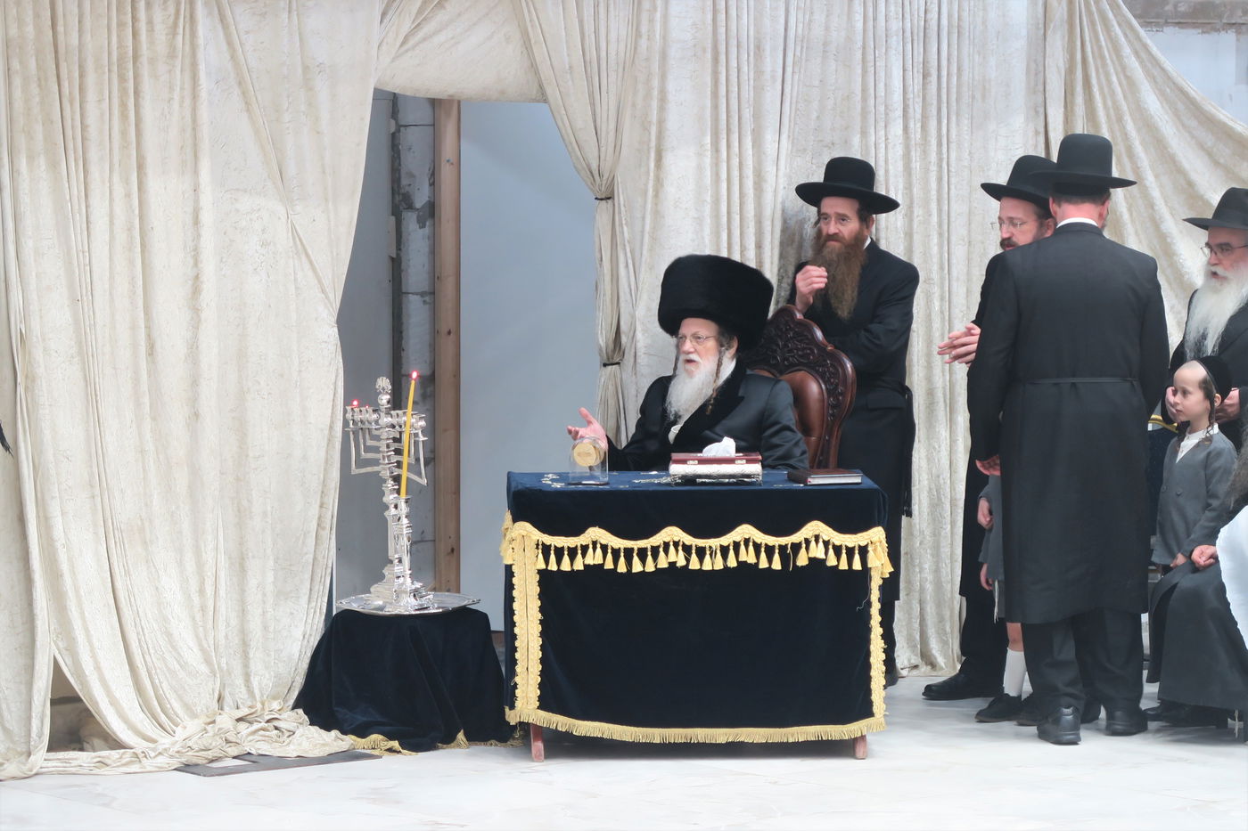 האדמו"ר ממודז'יץ בהדלקת נרות חנוכה