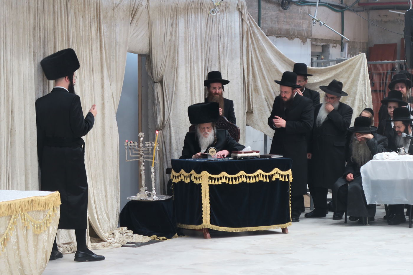 האדמו"ר ממודז'יץ בהדלקת נרות חנוכה