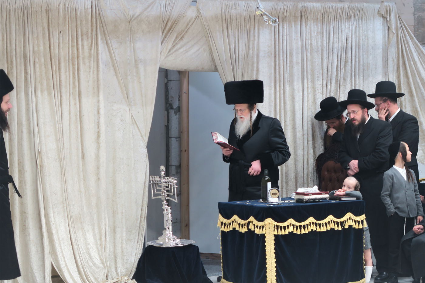 האדמו"ר ממודז'יץ בהדלקת נרות חנוכה