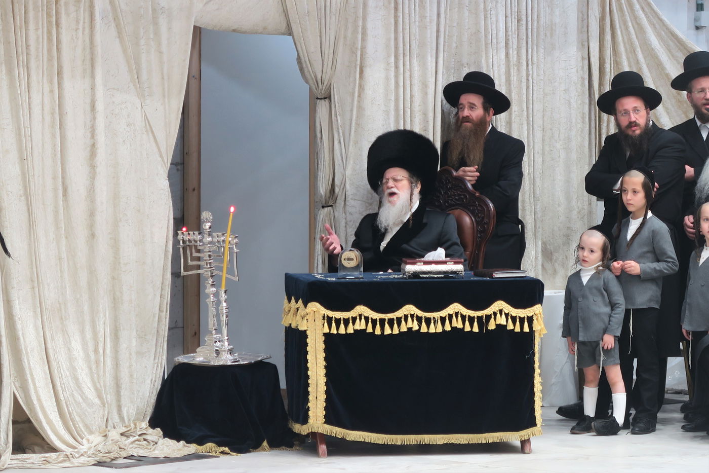 האדמו"ר ממודז'יץ בהדלקת נרות חנוכה