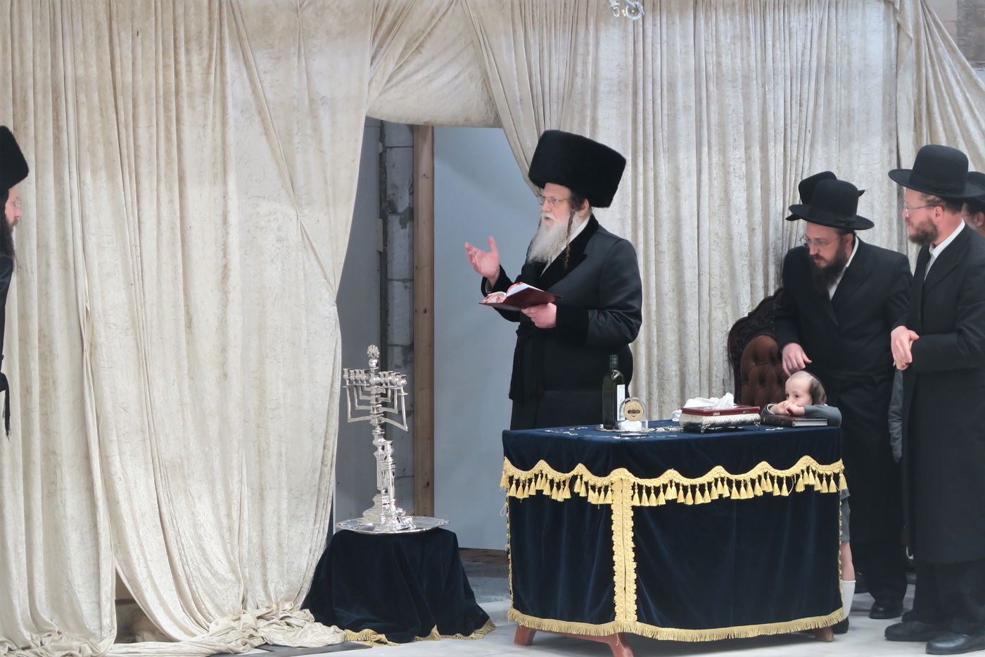 האדמו"ר ממודז'יץ בהדלקת נרות חנוכה