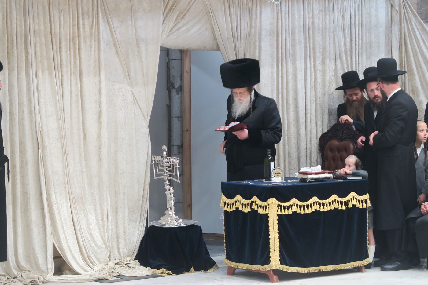 האדמו"ר ממודז'יץ בהדלקת נרות חנוכה